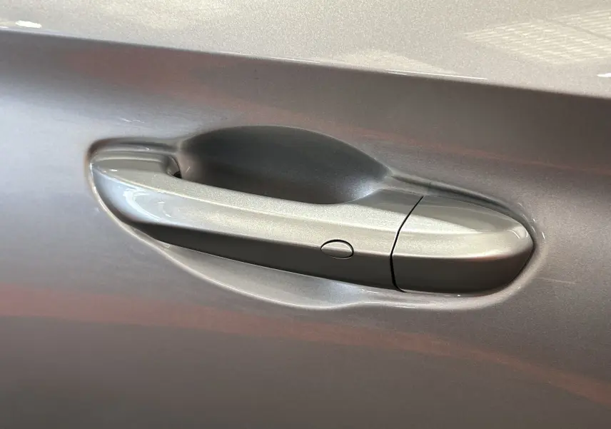 Poignée de porte couleur Cosmic Silver du MG3 1.5 Hybrid+ 195 LUXURY, vue en gros plan sur la portière côté droit.