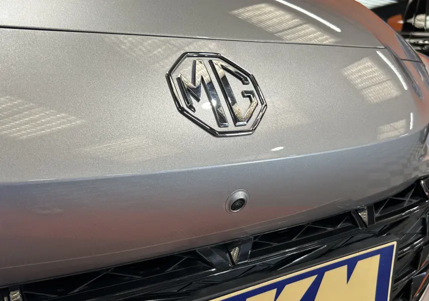 Gros plan sur l'avant Cosmic Silver du MG3 1.5 Hybrid+ avec logo MG et caméra 360° intégrée au-dessus de la calandre.
