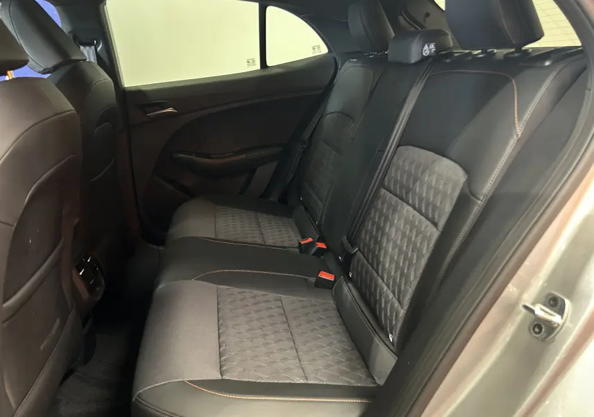 Vue côté droit de la banquette arrière en cuir noir et tissu gris du MG3 Cosmic Silver 2026, avec surpiqûres orange visibles.