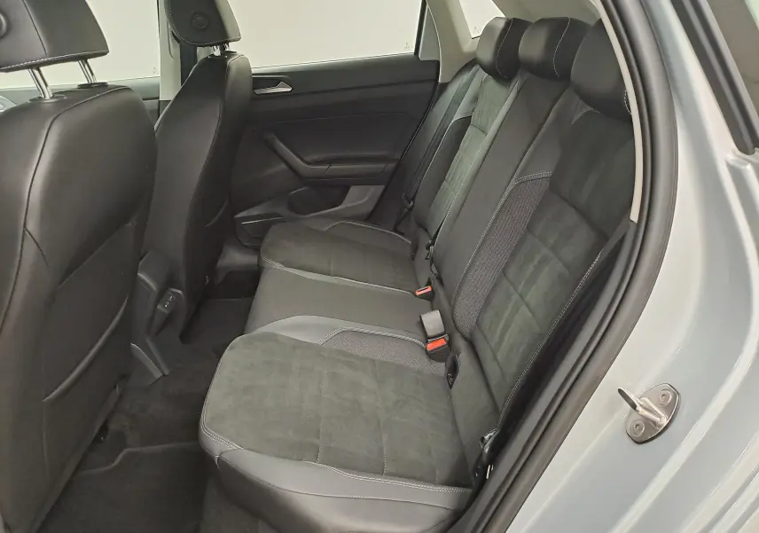 Vue intérieure côté droit des sièges arrière en tissu noir et alcantara d'une Volkswagen Polo 2025 couleur reflet d'argent.
