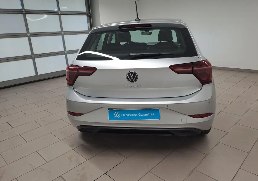 Vue arrière d'une Volkswagen Polo 1.0 TSI Style 2025 en reflet d'argent, avec feux arrière LED et plaque "Occasions Garantis".