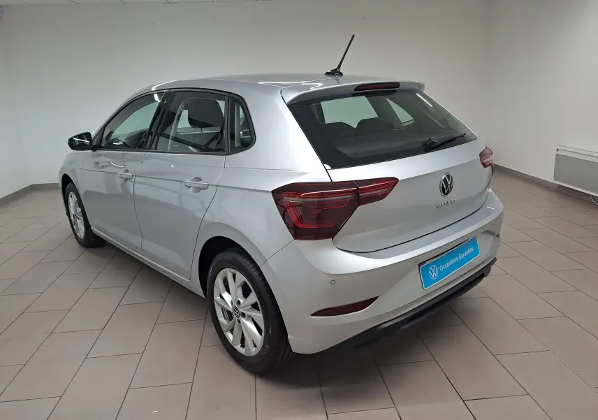 Vue 3/4 arrière droite d'une Volkswagen Polo 2025 argent reflet, avec feux arrière LED et jantes alliage.