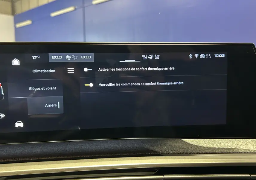 Écran tactile intérieur du Peugeot 5008 Hybrid gris titane, affichant les réglages de confort thermique arrière.