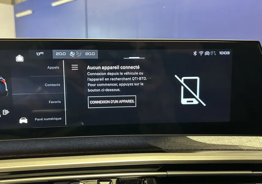 Écran central tactile du tableau de bord du Peugeot 5008 Hybrid gris titane, affichant le menu de connexion Bluetooth.