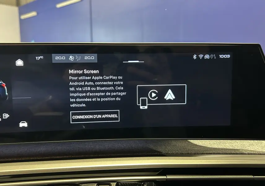Écran tactile central du tableau de bord du Peugeot 5008 Hybrid 2025 affichant la fonction Mirror Screen.