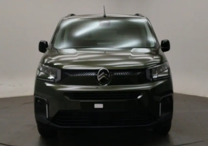 Vue frontale d’un Citroën Berlingo Multispace 2026 vert Sirkka avec calandre noire et logo chromé.