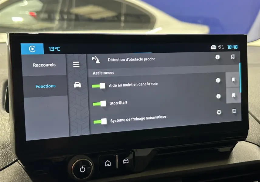 Écran tactile du tableau de bord du Citroën Berlingo Multispace 2026 affichant les assistances à la conduite.