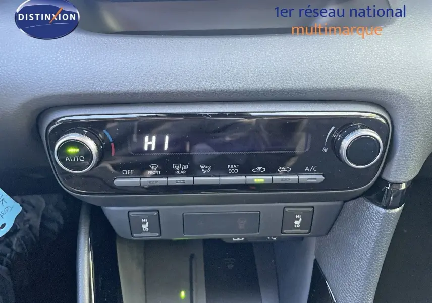 Panneau de commande de climatisation avec affichage digital et réglages sur Toyota Yaris Hybrid 2025 noir métal.