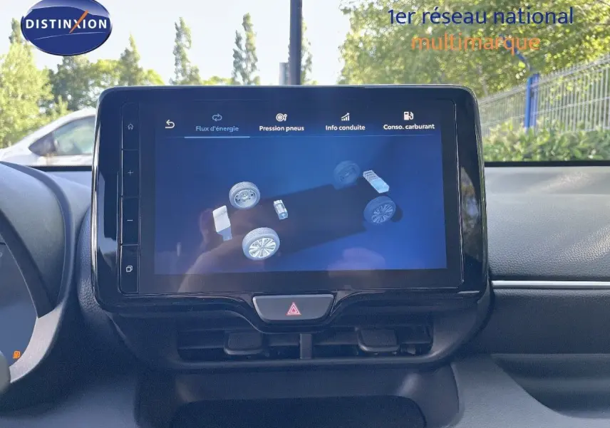 Écran tactile central affichant les informations de pression des pneus dans une Toyota Yaris Hybrid 2025.