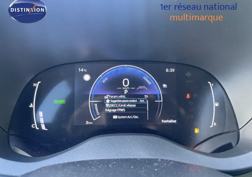 Tableau de bord numérique de la Toyota Yaris Hybrid 2025 affichant la vitesse à 0 km/h et diverses alertes.