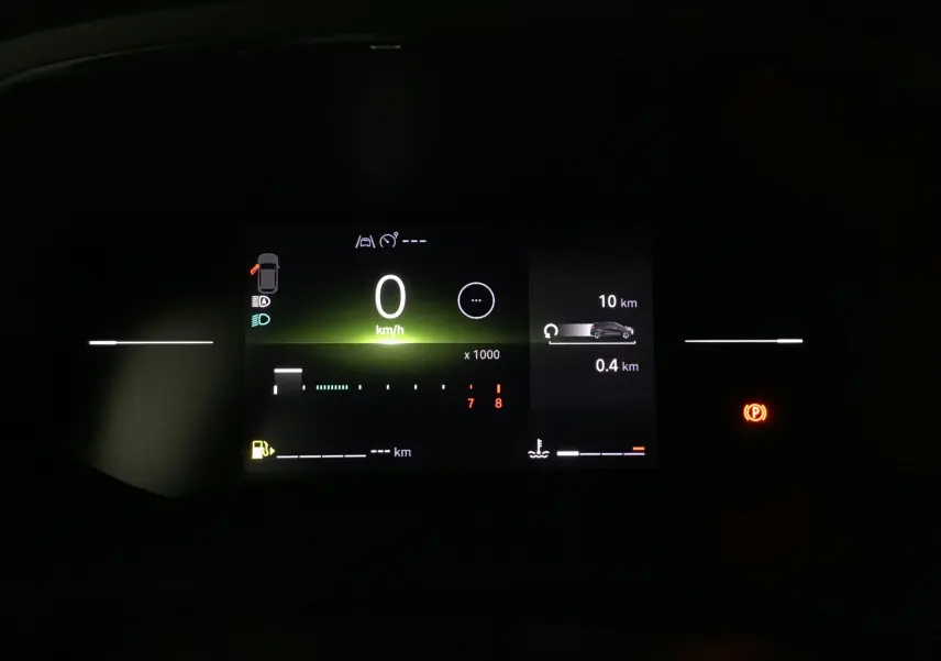 Affichage numérique du tableau de bord du Renault Captur 2025, montrant vitesse à 0 km/h et indicateurs lumineux actifs.