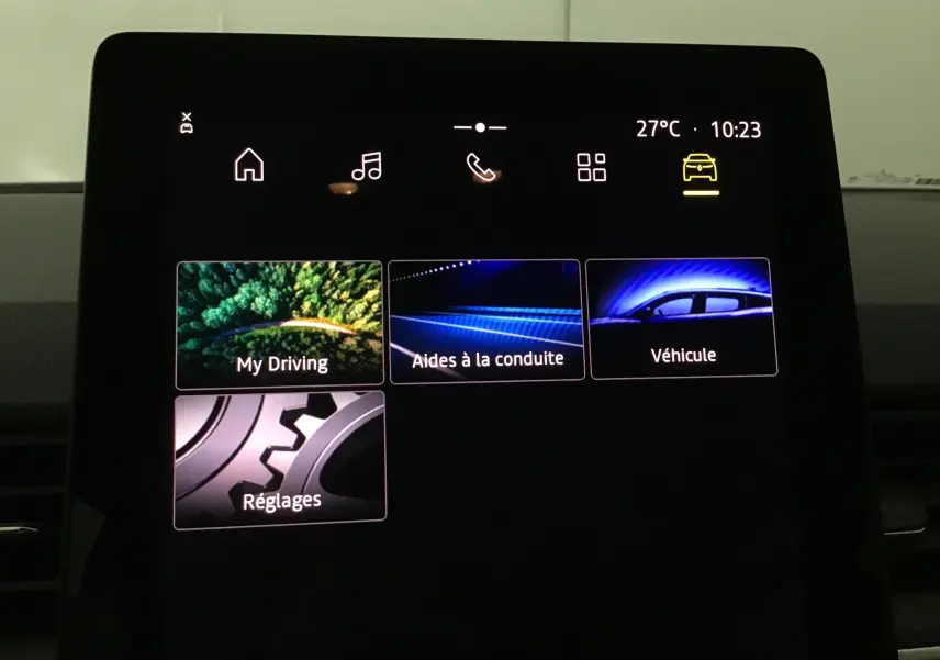 Écran tactile central du Renault Captur 2025 noir/gris perle affichant les menus My Driving, Aides à la conduite, Véhicule et Réglages.