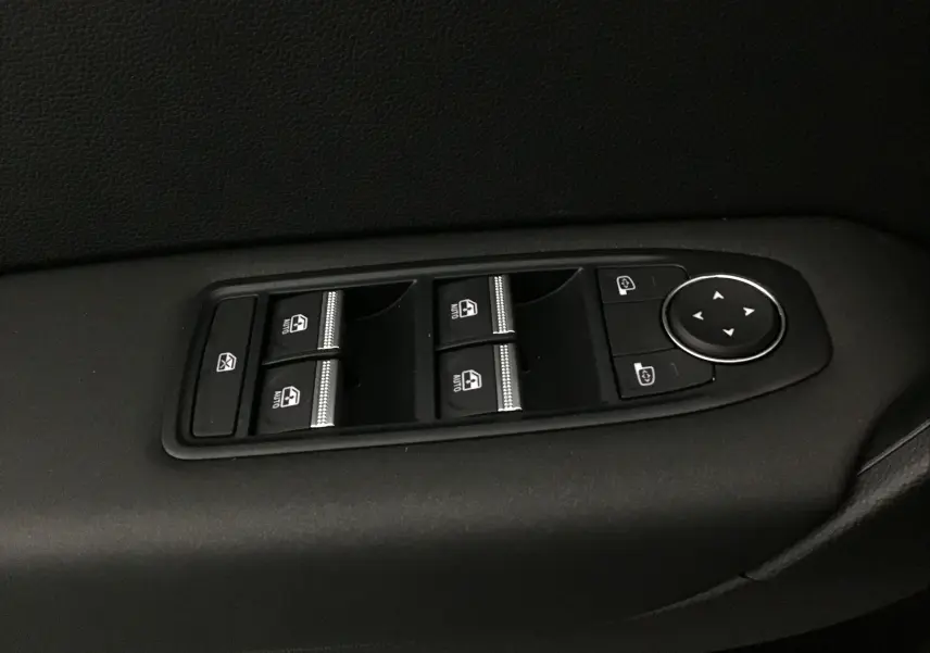 Panneau de commandes des vitres électriques et rétroviseurs sur la portière côté conducteur d'un Renault Captur noir/gris perle 2025.