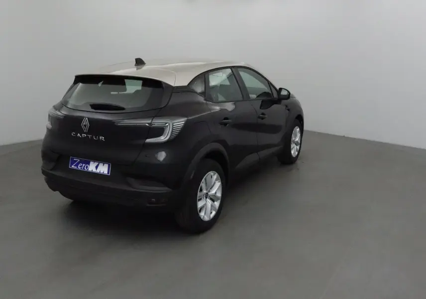 Vue 3/4 arrière droite du Renault Captur 2025 noir avec toit gris perle, feux LED et jantes argentées.
