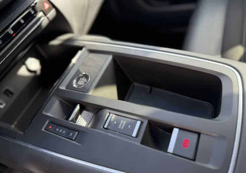 Gros plan sur la console centrale du Citroën C5 Aircross gris, montrant la commande de boîte auto et le bouton Drive Mode.