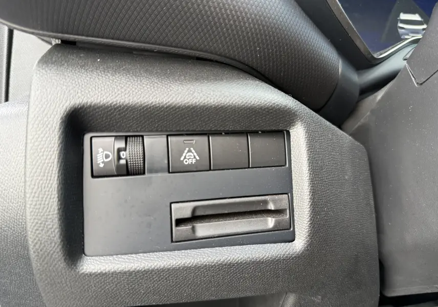 Gros plan sur les commandes noires à gauche du volant du Citroën C5 Aircross 2024, finition BlueHDi 130 EAT8 Max.