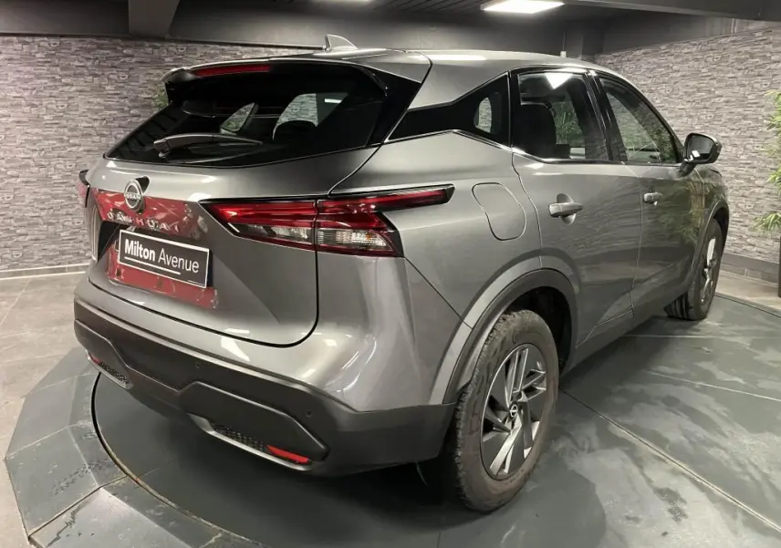 Vue 3/4 arrière droit du Nissan Qashqai gris métallisé 2023 avec feux LED et jantes alliage 17 pouces.