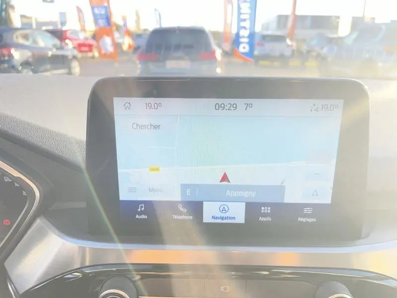 Écran tactile central du Ford Kuga 2.0 EcoBlue 2021 affichant la navigation, vu de face à l'intérieur.