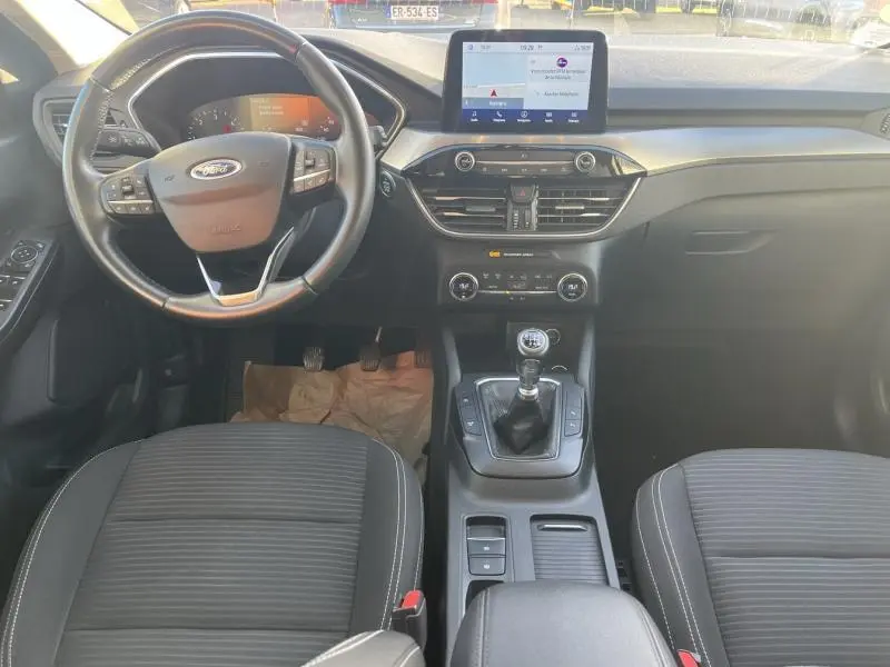 Intérieur noir du Ford Kuga 2.0 EcoBlue 2021 vu de face, volant cuir multifonction et écran tactile central.