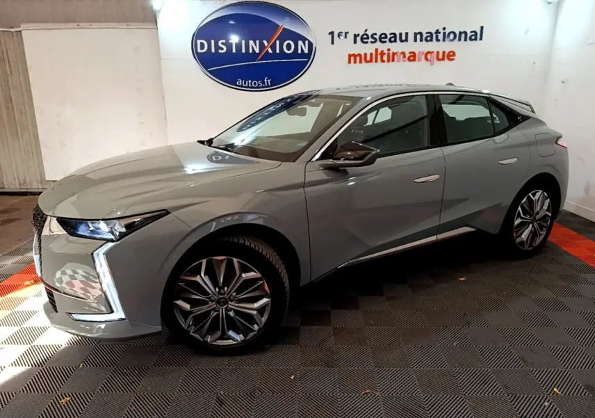 Vue 3/4 avant gauche d'une DS4 E-TENSE 225 TROCADERO gris foncé avec feux LED et jantes alliage distinctives.