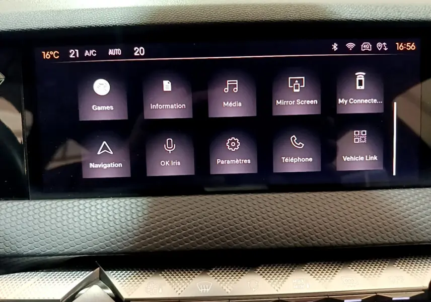 Écran tactile central du tableau de bord du DS4 E-TENSE 225 TROCADERO 2023 avec interface multimédia affichée.