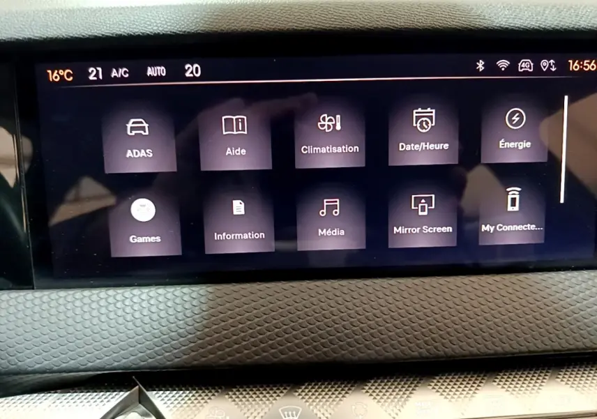 Écran tactile central du tableau de bord du DS4 E-TENSE 225 TROCADERO 2023 affichant les menus climatisation et média.