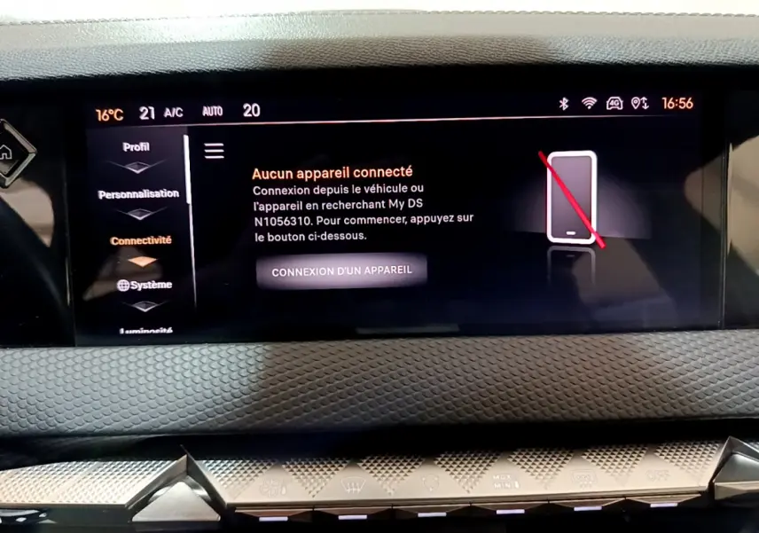 Écran tactile central du tableau de bord du DS4 E-TENSE 225 TROCADERO gris foncé, affichage connectivité sans appareil.