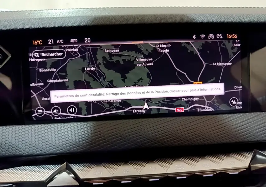 Écran tactile central du tableau de bord du DS4 E-TENSE 225 TROCADERO 2023 affichant une carte de navigation.