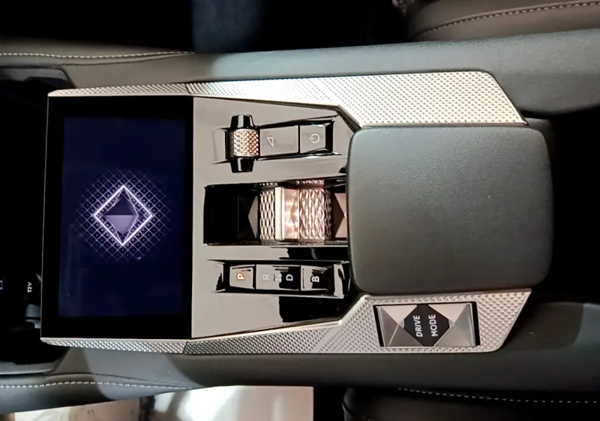 Vue plongeante sur la console centrale noire et argentée du DS4 E-TENSE 225 TROCADERO avec écran tactile et commandes raffinées