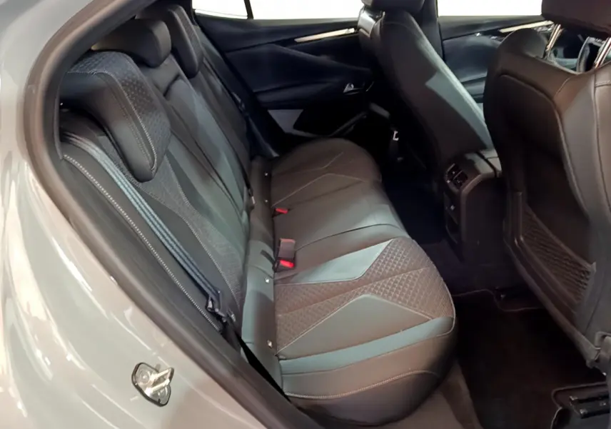 Vue intérieure côté gauche sur la banquette arrière en cuir noir du DS4 E-TENSE 225 TROCADERO gris foncé 2023.