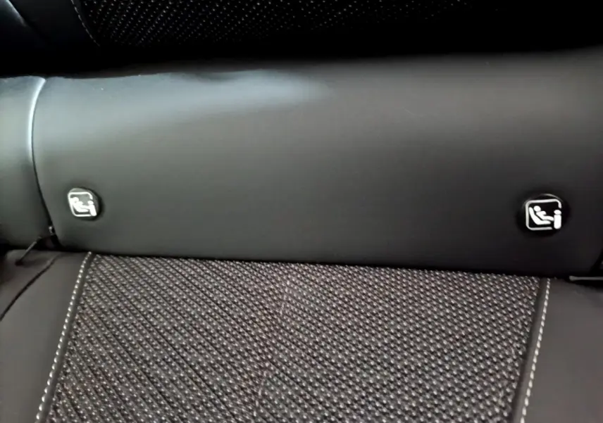 Gros plan sur l'assise arrière grise foncée du DS4 E-TENSE 225 TROCADERO avec fixations Isofix visibles.