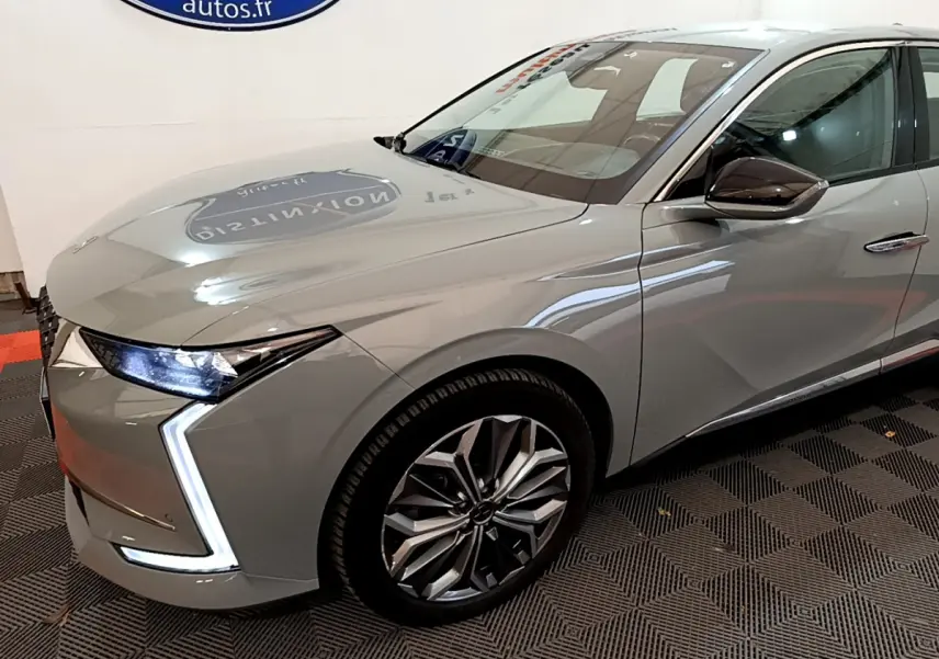 Vue 3/4 avant droit d'une DS4 E-TENSE 225 TROCADERO grise foncée avec phares LED et jantes alliage distinctives.