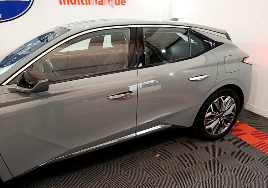 Vue latérale droite d'une DS4 E-TENSE 225 TROCADERO gris foncé avec jantes alliage et poignées chromées.