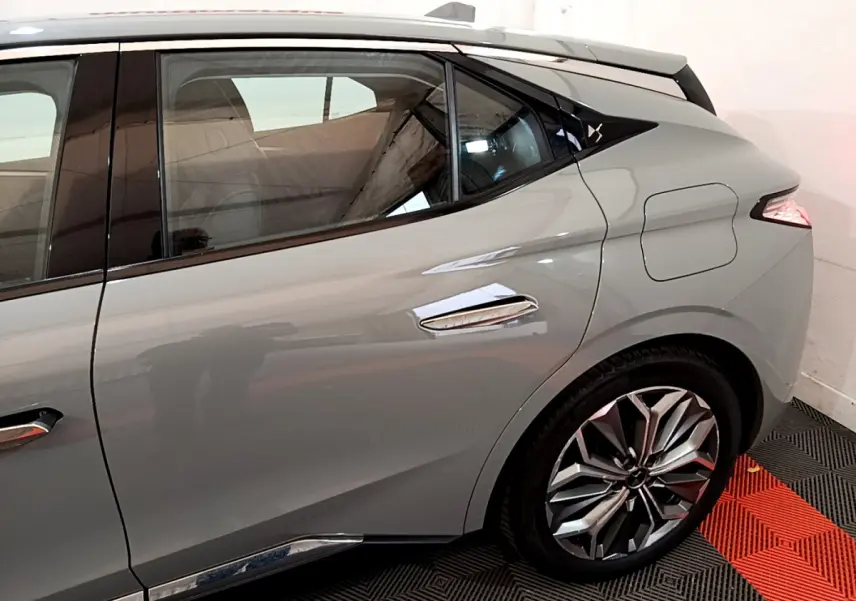 Vue côté droit arrière du DS4 E-TENSE 225 TROCADERO gris foncé, mettant en valeur la porte arrière et la jante design.