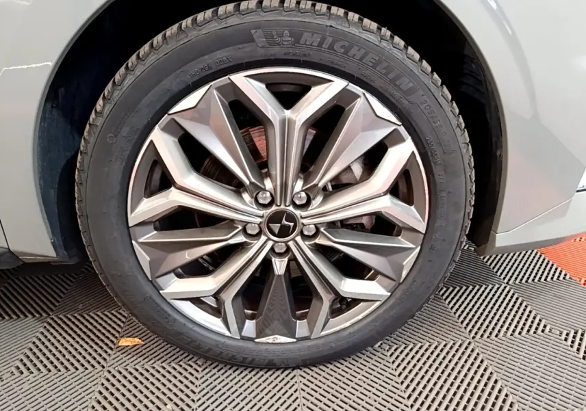 Gros plan sur la roue avant gauche gris foncé du DS4 E-TENSE 225 TROCADERO avec jante alliage stylisée.