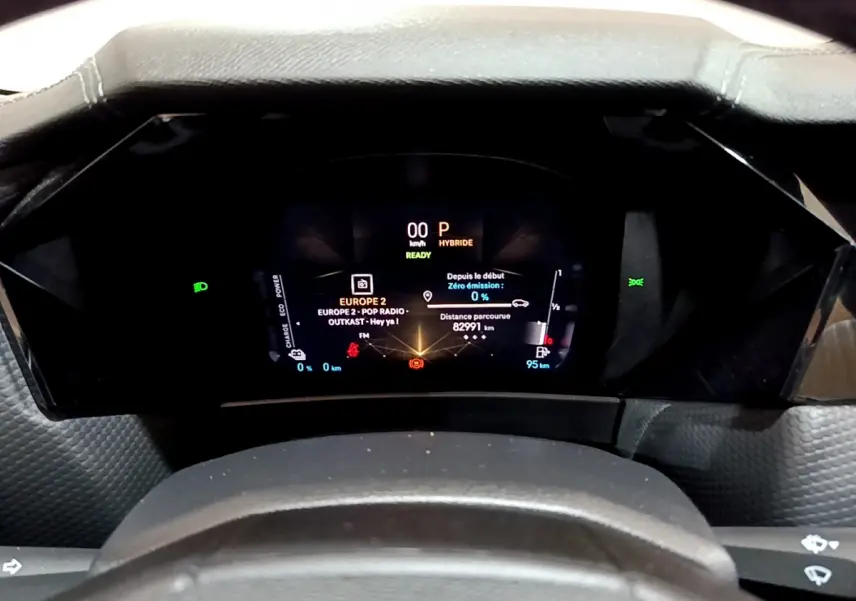Vue rapprochée du tableau de bord numérique du DS4 E-TENSE 225 TROCADERO, affichage hybride et radio en cours.
