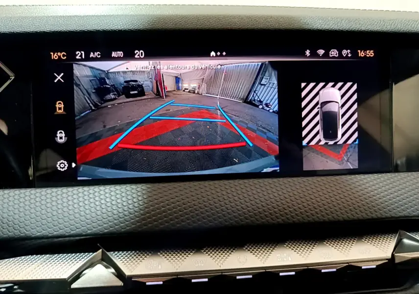 Écran tactile du tableau de bord montrant la caméra de recul et vue aérienne du DS4 gris foncé en stationnement.