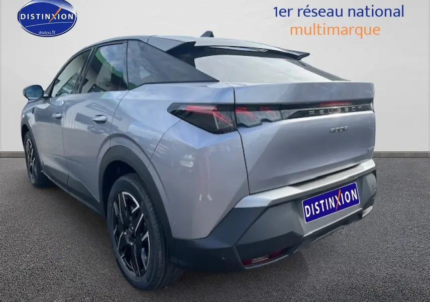 Vue 3/4 arrière droite du Peugeot 3008 gris Artense avec jantes alu et feux arrière LED distinctifs.
