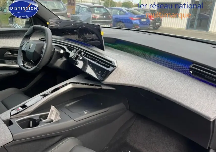 Vue intérieure côté passager du tableau de bord gris clair et volant multifonction du Peugeot 3008 1.2 hybrid 136 GT.