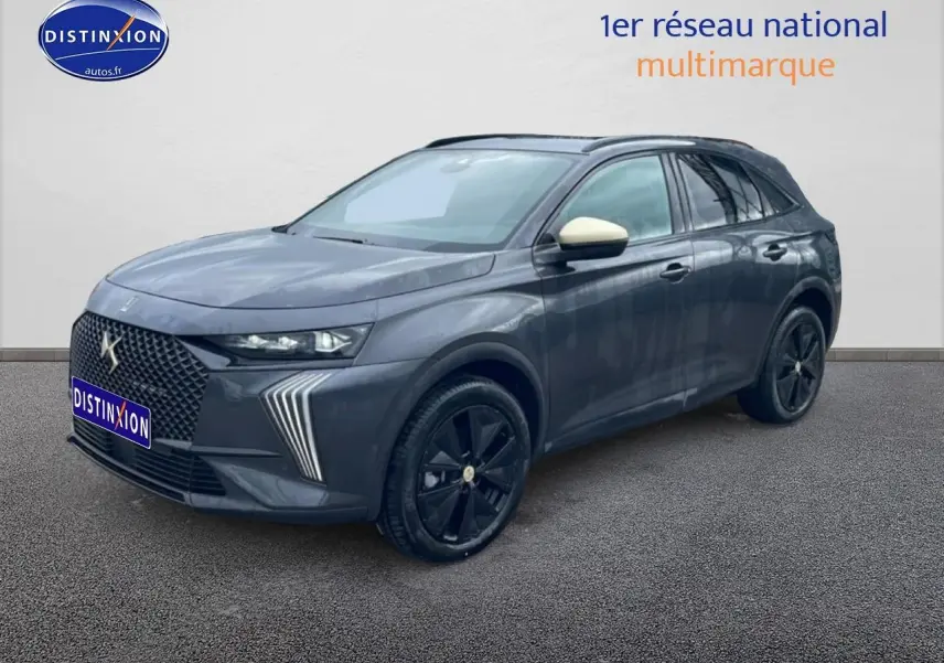 DS7 1.5 BlueHDi gris titane en 3/4 avant droit, avec jantes noires et rétroviseur beige contrastant.