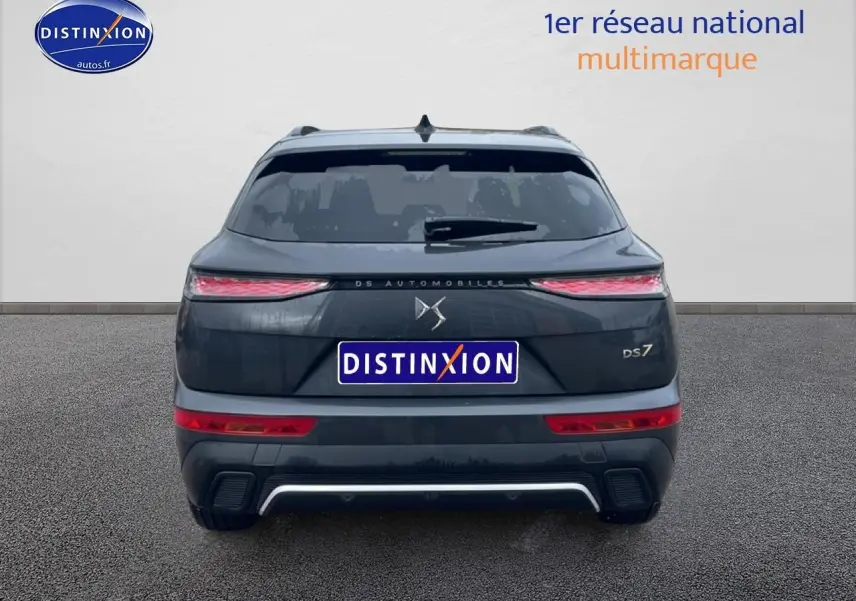 Vue arrière d’un DS7 gris titane avec feux LED fins et double sortie d’échappement intégrée au pare-chocs.