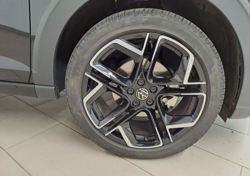 Gros plan sur la jante alliage noir et argentée 18 pouces du Volkswagen Taigo noir intense nacré, côté gauche.