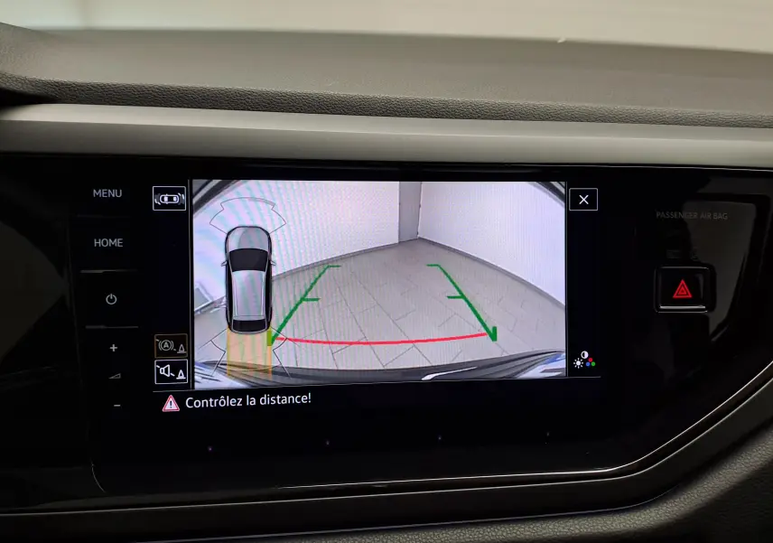 Écran de caméra de recul du Volkswagen Taigo 2025 montrant l'arrière du véhicule avec guidage de trajectoire coloré.