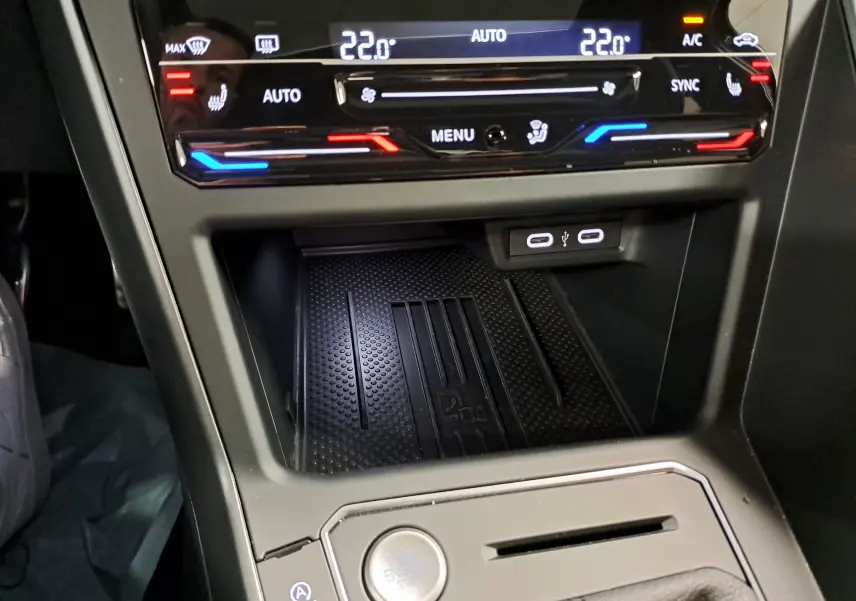 Vue rapprochée de la console centrale du Volkswagen Taigo 2025, avec commandes climatisation digitale et ports USB-C.