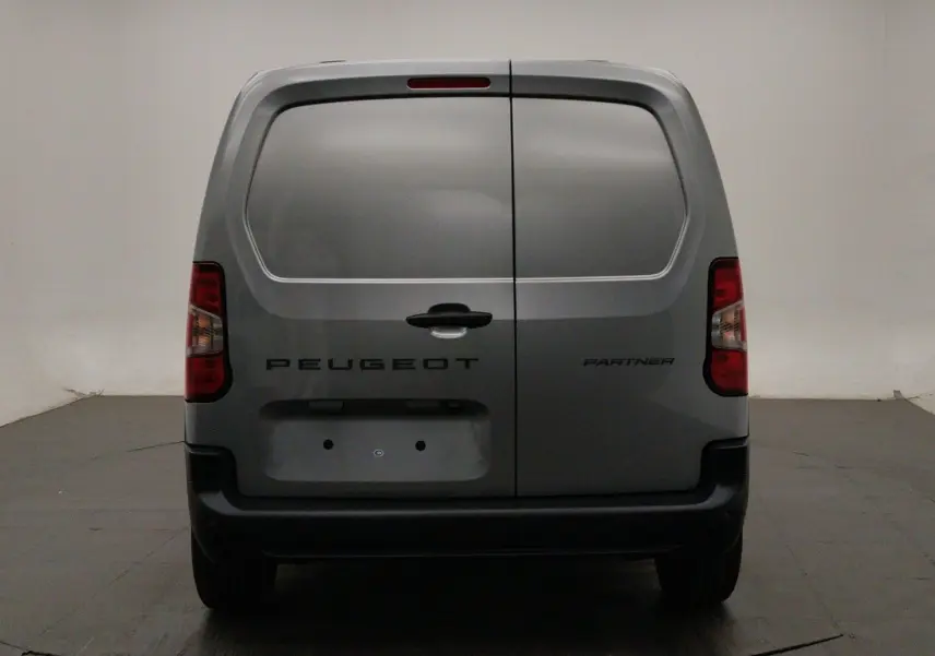 Vue arrière du Peugeot Partner Fourgon gris acier 2026 avec portes battantes et feux arrière verticaux.