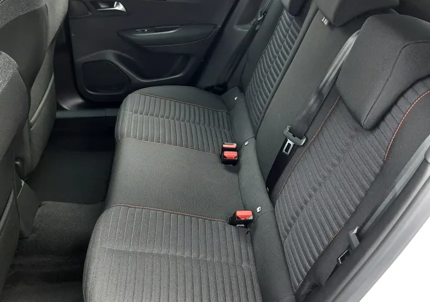 Vue intérieure côté droit des sièges arrière noirs en tissu avec surpiqûres rouges du Peugeot 2008 blanc de 2021.