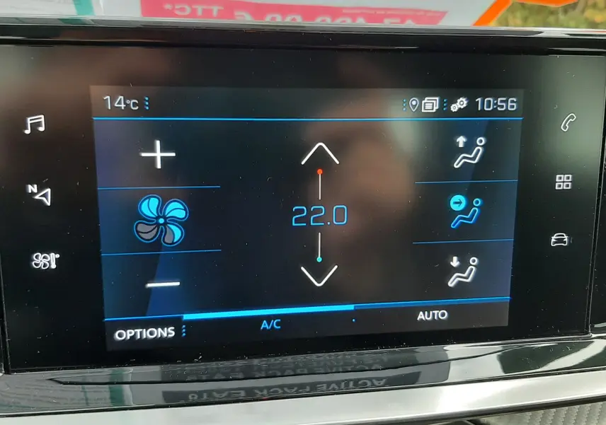 Écran tactile du système de climatisation affichant 22°C dans le Peugeot 2008 blanc, version 1.2 PureTech 130ch Active Pack.