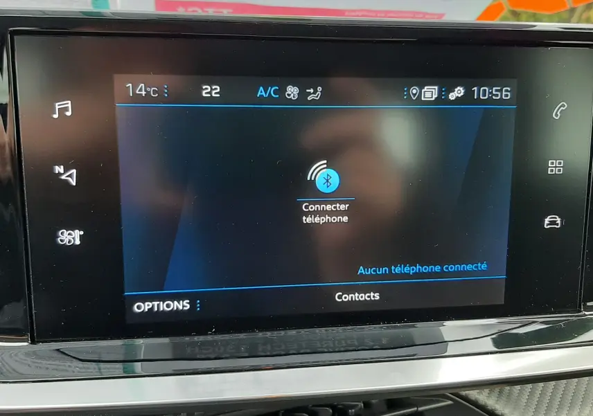 Écran tactile central du tableau de bord du Peugeot 2008 2021 affichant la connexion Bluetooth et la climatisation à 22°C.