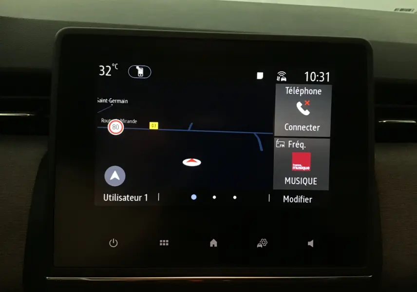 Écran tactile central de la Renault Clio V gris Rafale affichant la navigation GPS et les options multimédia à 10h31.