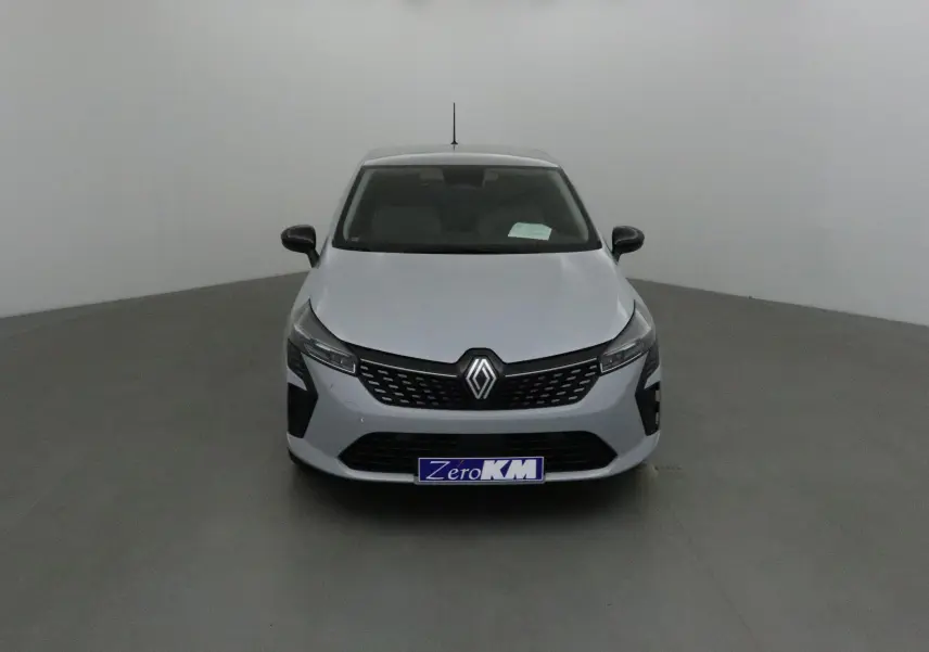 Vue frontale d'une Renault Clio V gris Rafale avec calandre noire et logo Renault bien visible.